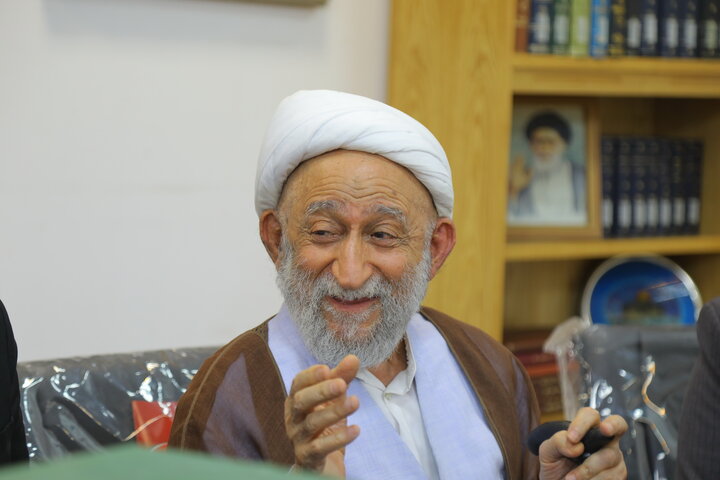 تصاویر / بازدید آیت الله استادی از کتابخانه مرحوم  آیت الله سید هادی خسروشاهی