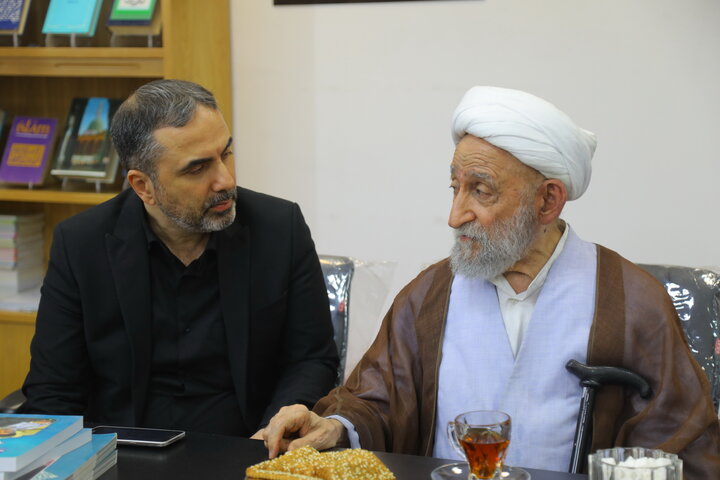 تصاویر / بازدید آیت الله استادی از کتابخانه مرحوم  آیت الله سید هادی خسروشاهی