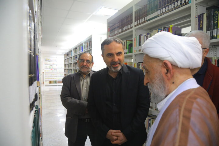 تصاویر / بازدید آیت الله استادی از کتابخانه مرحوم  آیت الله سید هادی خسروشاهی