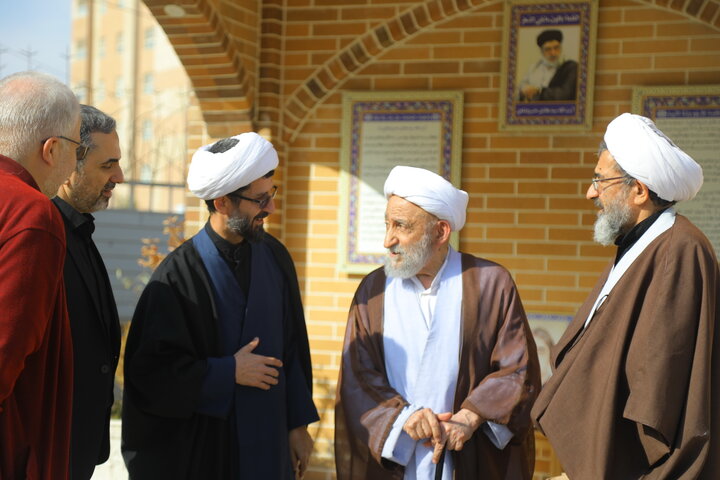 تصاویر / بازدید آیت الله استادی از کتابخانه مرحوم  آیت الله سید هادی خسروشاهی