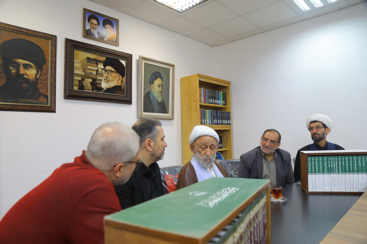 تصاویر / بازدید آیت الله استادی از کتابخانه مرحوم  آیت الله سید هادی خسروشاهی