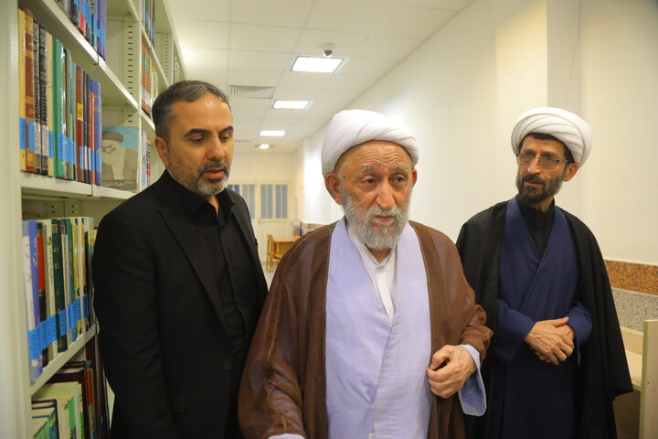 تصاویر / بازدید آیت الله استادی از کتابخانه مرحوم  آیت الله سید هادی خسروشاهی