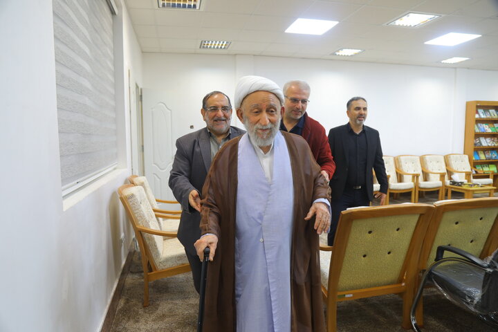 تصاویر / بازدید آیت الله استادی از کتابخانه مرحوم  آیت الله سید هادی خسروشاهی