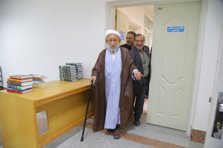 تصاویر / بازدید آیت الله استادی از کتابخانه مرحوم  آیت الله سید هادی خسروشاهی