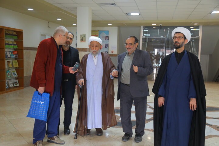 تصاویر / بازدید آیت الله استادی از کتابخانه مرحوم  آیت الله سید هادی خسروشاهی