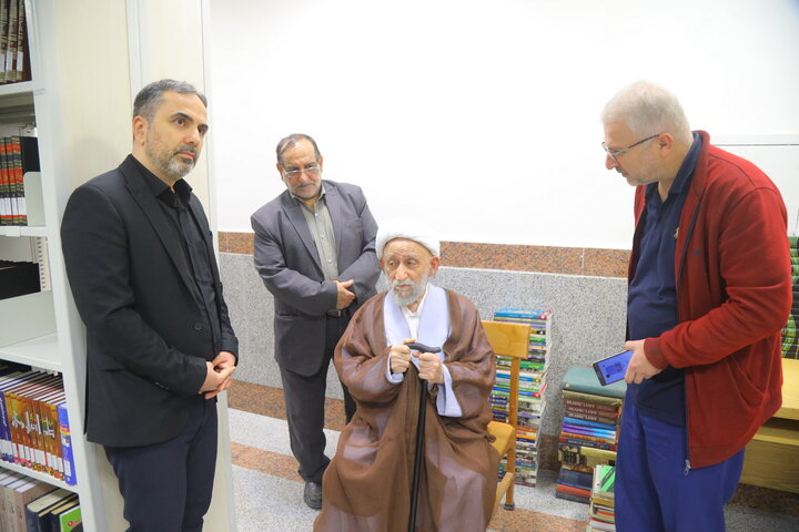 تصاویر / بازدید آیت الله استادی از کتابخانه مرحوم  آیت الله سید هادی خسروشاهی