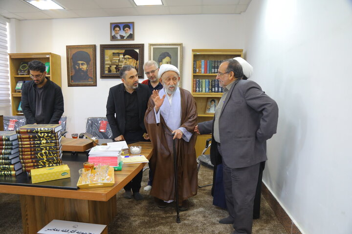 تصاویر / بازدید آیت الله استادی از کتابخانه مرحوم  آیت الله سید هادی خسروشاهی