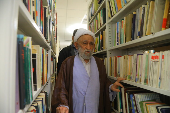 تصاویر / بازدید آیت الله استادی از کتابخانه مرحوم  آیت الله سید هادی خسروشاهی