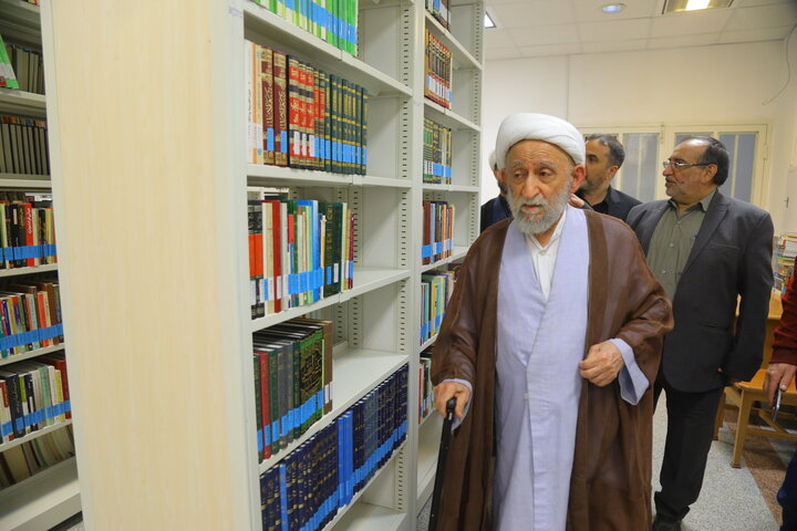 تصاویر / بازدید آیت الله استادی از کتابخانه مرحوم  آیت الله سید هادی خسروشاهی