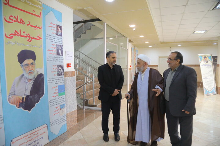 تصاویر / بازدید آیت الله استادی از کتابخانه مرحوم  آیت الله سید هادی خسروشاهی