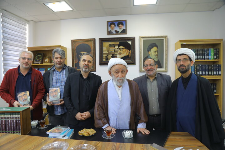 تصاویر / بازدید آیت الله استادی از کتابخانه مرحوم  آیت الله سید هادی خسروشاهی