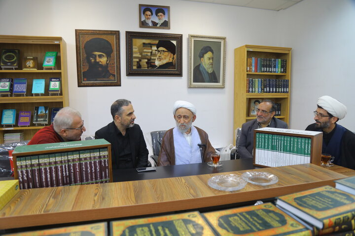 تصاویر / بازدید آیت الله استادی از کتابخانه مرحوم  آیت الله سید هادی خسروشاهی