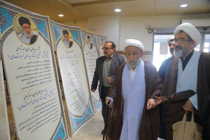 تصاویر / بازدید آیت الله استادی از کتابخانه مرحوم  آیت الله سید هادی خسروشاهی