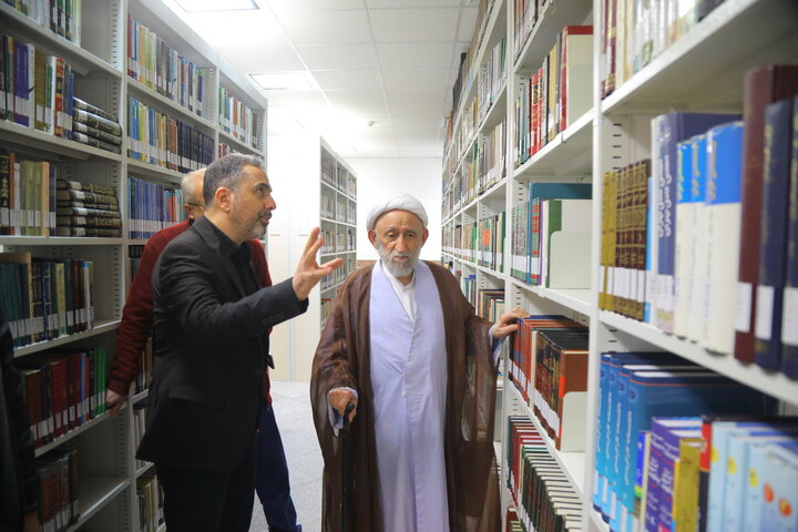 تصاویر / بازدید آیت الله استادی از کتابخانه مرحوم  آیت الله سید هادی خسروشاهی