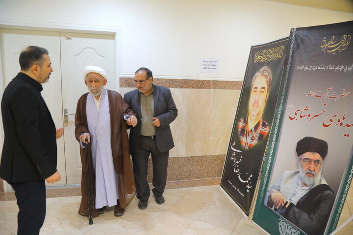 تصاویر / بازدید آیت الله استادی از کتابخانه مرحوم  آیت الله سید هادی خسروشاهی