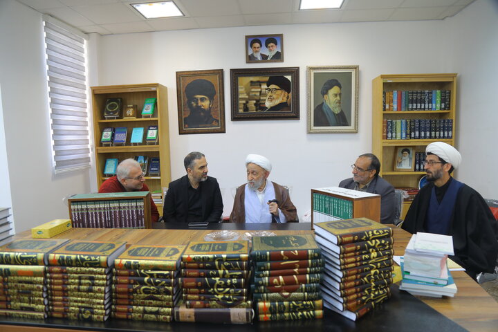تصاویر / بازدید آیت الله استادی از کتابخانه مرحوم  آیت الله سید هادی خسروشاهی