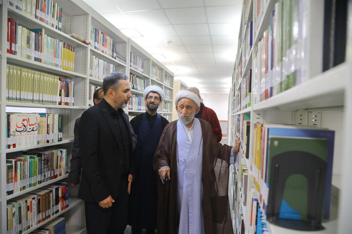 تصاویر / بازدید آیت الله استادی از کتابخانه مرحوم  آیت الله سید هادی خسروشاهی