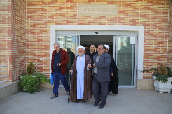 تصاویر / بازدید آیت الله استادی از کتابخانه مرحوم  آیت الله سید هادی خسروشاهی