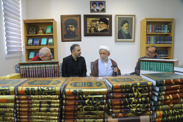 تصاویر / بازدید آیت الله استادی از کتابخانه مرحوم  آیت الله سید هادی خسروشاهی