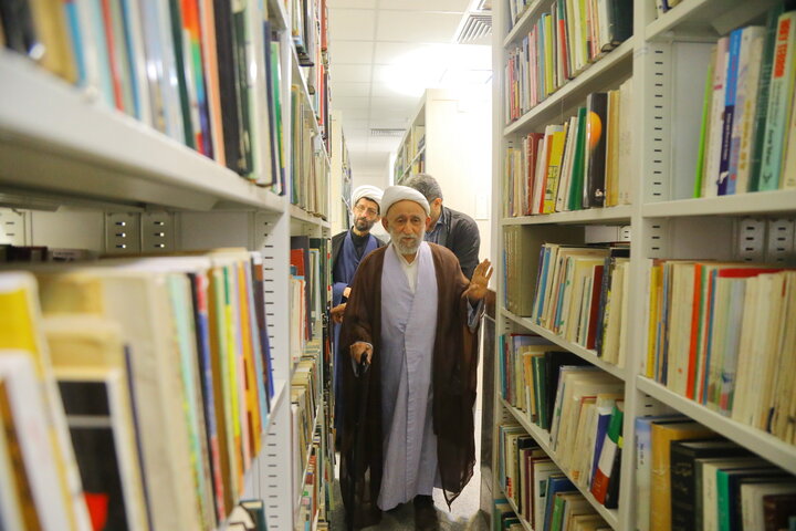 تصاویر / بازدید آیت الله استادی از کتابخانه مرحوم  آیت الله سید هادی خسروشاهی