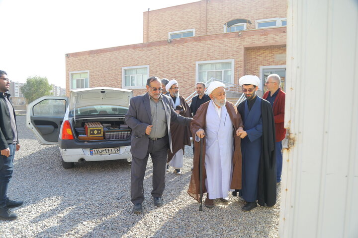 تصاویر / بازدید آیت الله استادی از کتابخانه مرحوم  آیت الله سید هادی خسروشاهی