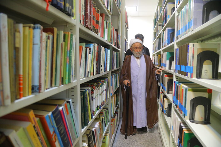 تصاویر / بازدید آیت الله استادی از کتابخانه مرحوم  آیت الله سید هادی خسروشاهی