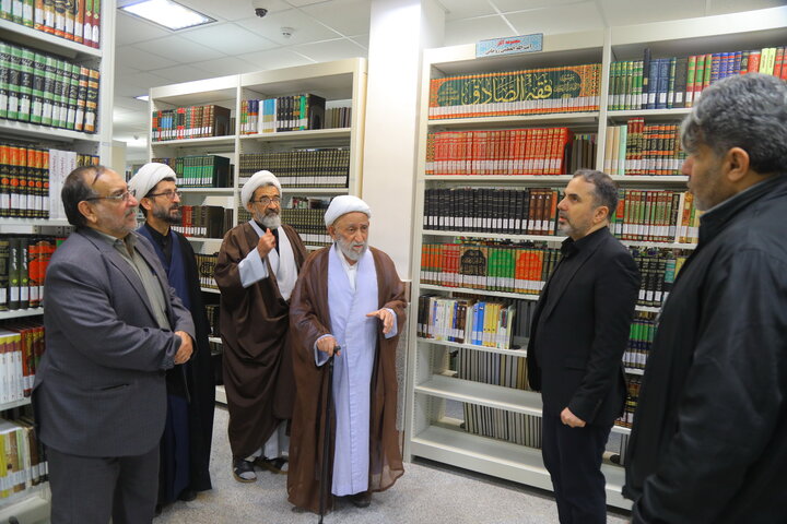 تصاویر / بازدید آیت الله استادی از کتابخانه مرحوم  آیت الله سید هادی خسروشاهی
