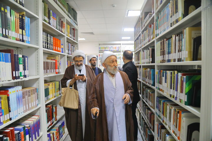 تصاویر / بازدید آیت الله استادی از کتابخانه مرحوم  آیت الله سید هادی خسروشاهی