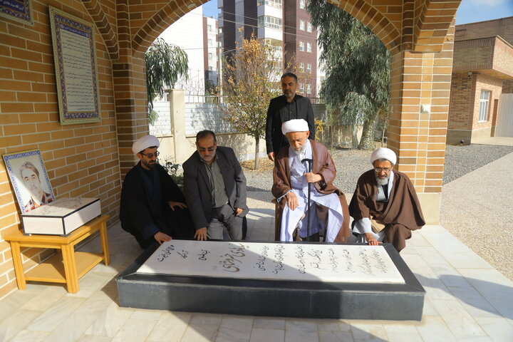 تصاویر / بازدید آیت الله استادی از کتابخانه مرحوم  آیت الله سید هادی خسروشاهی