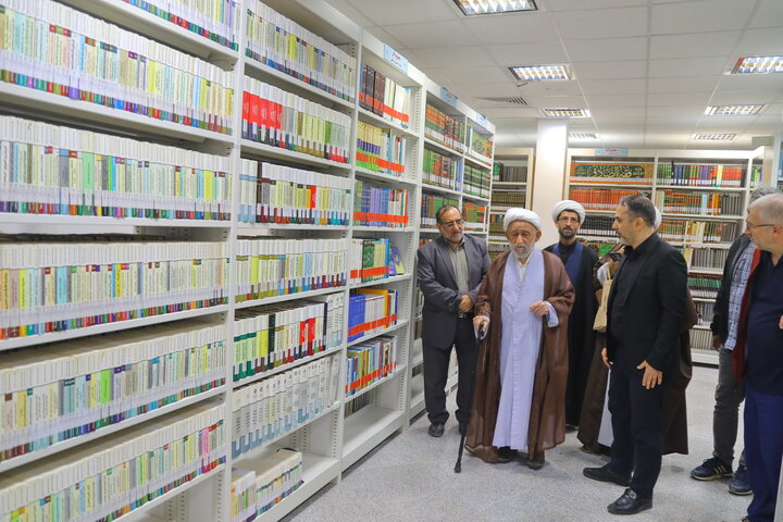 تصاویر / بازدید آیت الله استادی از کتابخانه مرحوم  آیت الله سید هادی خسروشاهی