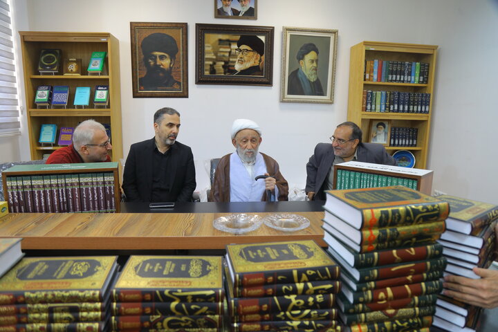 تصاویر / بازدید آیت الله استادی از کتابخانه مرحوم  آیت الله سید هادی خسروشاهی