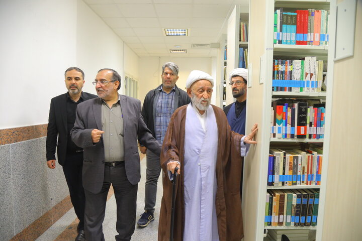 تصاویر / بازدید آیت الله استادی از کتابخانه مرحوم  آیت الله سید هادی خسروشاهی