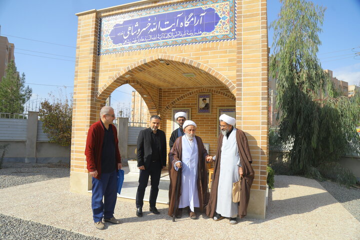 تصاویر / بازدید آیت الله استادی از کتابخانه مرحوم  آیت الله سید هادی خسروشاهی