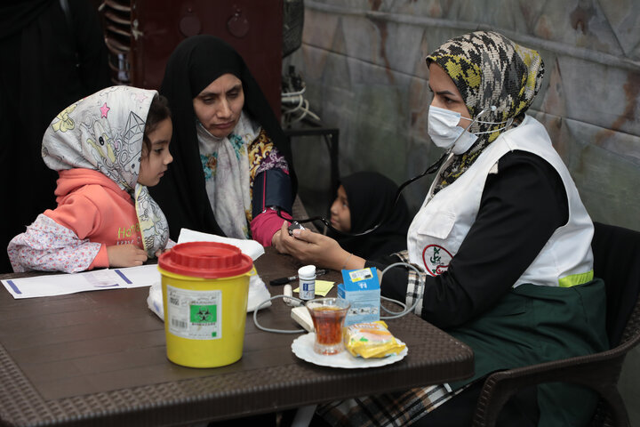 تصاویر/ به مناسبت هفته بسیج اجرای طرح مهر تندرستی در حرم حضرت موسی مبرقع(ع) قم