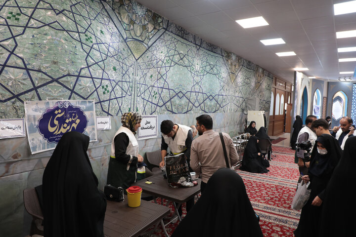 تصاویر/ به مناسبت هفته بسیج اجرای طرح مهر تندرستی در حرم حضرت موسی مبرقع(ع) قم