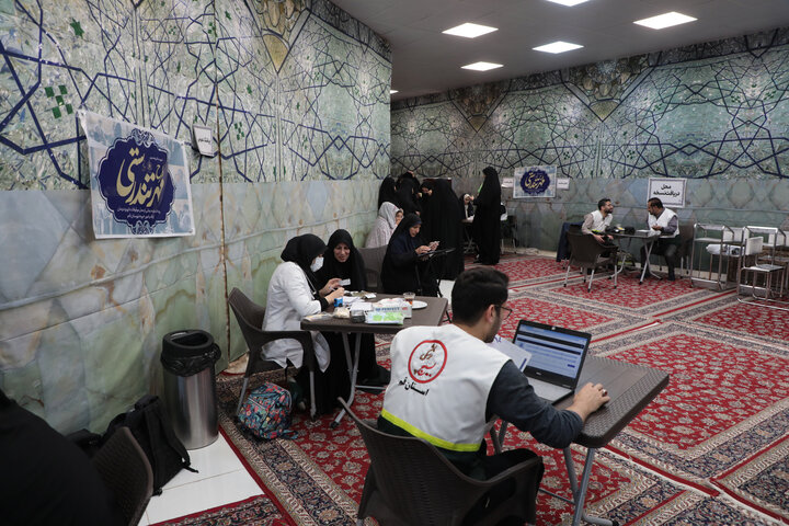 تصاویر/ به مناسبت هفته بسیج اجرای طرح مهر تندرستی در حرم حضرت موسی مبرقع(ع) قم