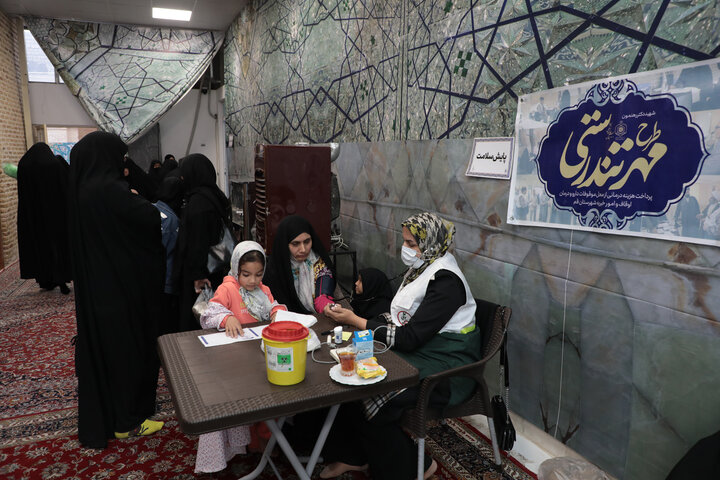 تصاویر/ به مناسبت هفته بسیج اجرای طرح مهر تندرستی در حرم حضرت موسی مبرقع(ع) قم