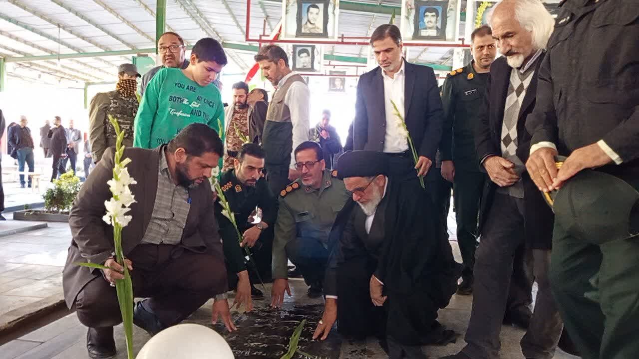 مراسم غبارروبی و عطر افشانی گلزار شهدای نطنز برگزار شد+عکس