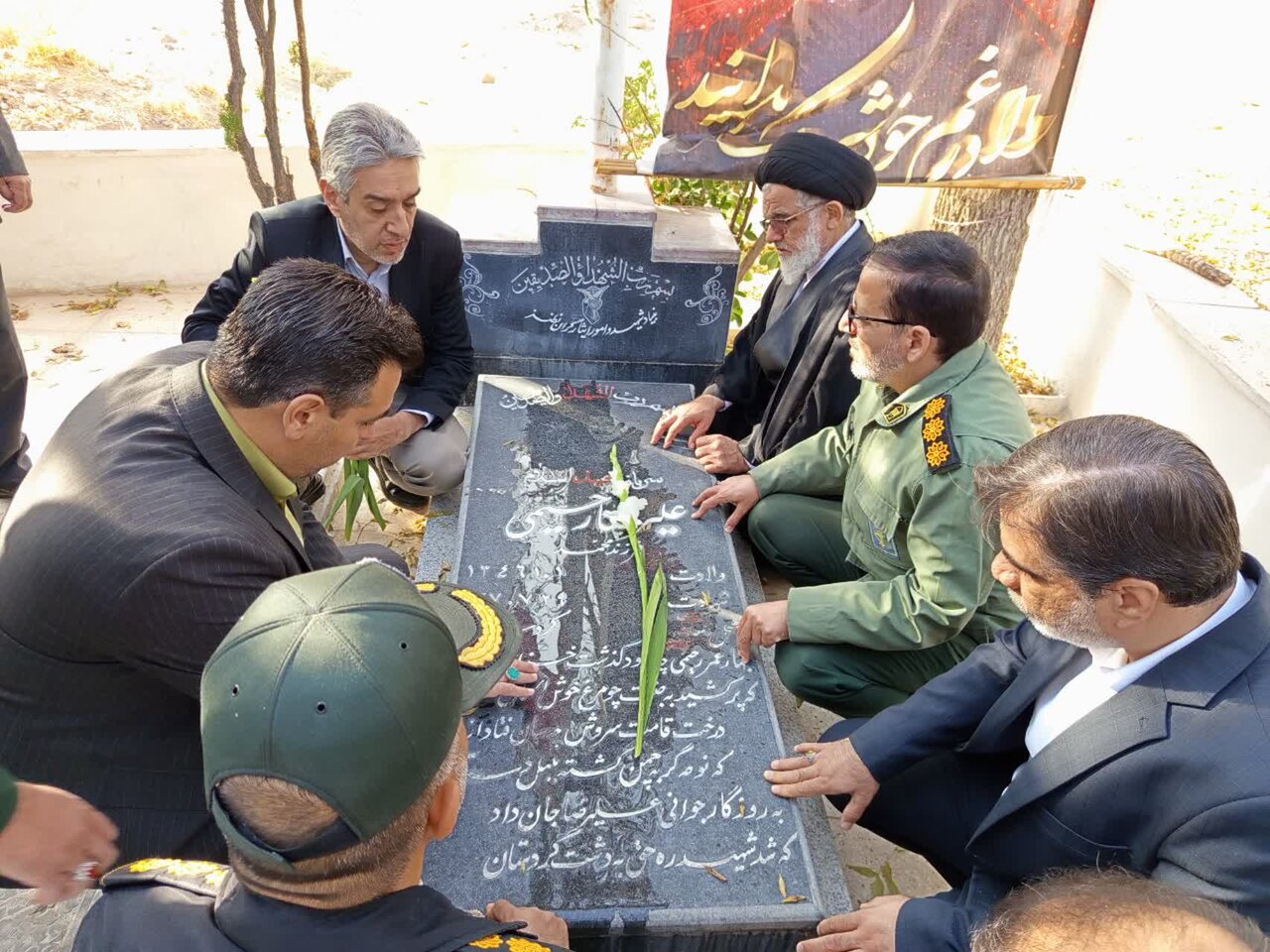 مراسم غبارروبی و عطر افشانی گلزار شهدای نطنز برگزار شد+عکس