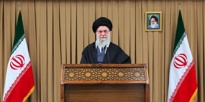 Jamhuri ya Kiislamu imeonyesha kuwa ni kitovu cha azma na nguvu / Mbele ya adui wote mshikamane, kama katika vita vya siku 12