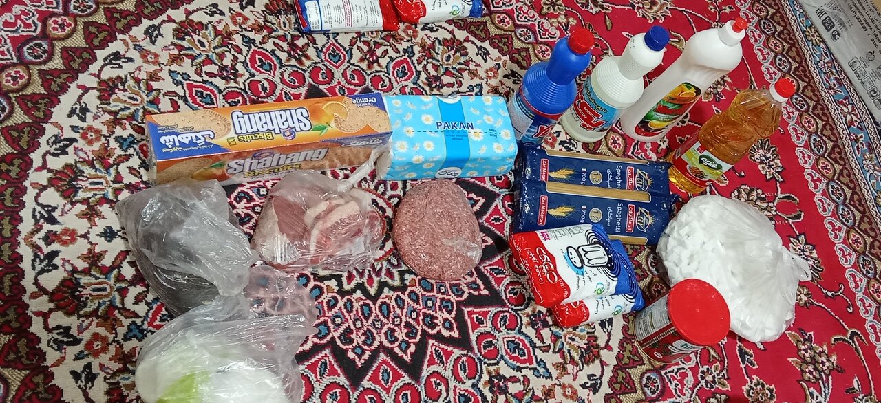 توزیع بسته‌های معیشتی بین مردم کم‌درآمد برزک