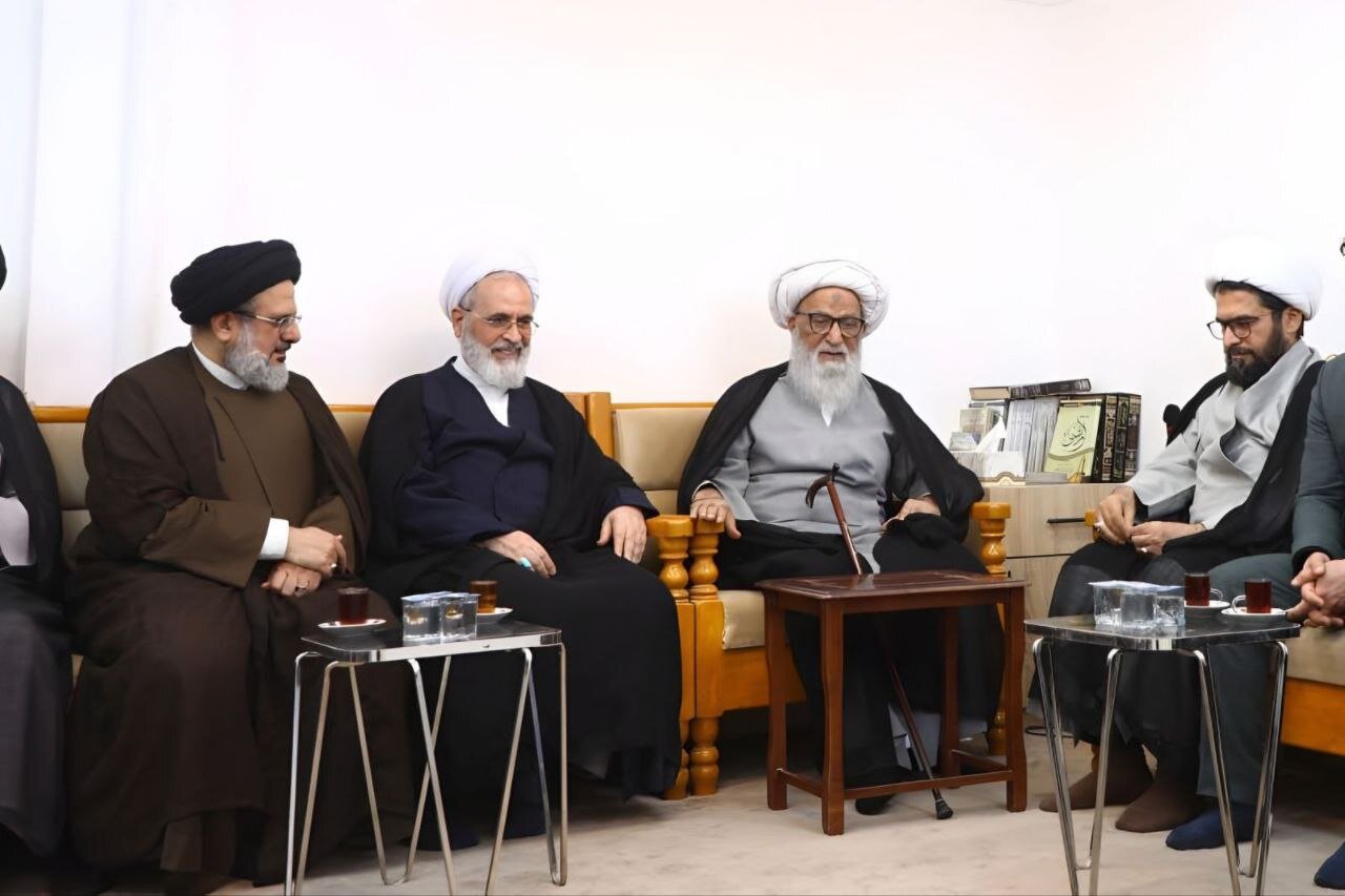 سماحة المرجع النجفي يستقبل آية الله الأعرافي والوفد المرافق