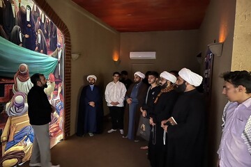 تصاویر/ بازدید طلاب و اساتید مدرسه علمیه امام خمینی (ره) هرسین، از نمایشگاه «جامعه ولایی» در مسجد مقدس جمکران