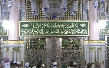 مناظره‌خوانی | آیا خواندن زیارت‌نامه با صدای بلند در کنار قبر پیامبر(ص) بی‌ادبی است؟