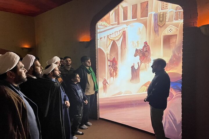 تصاویر/ بازدید طلاب و اساتید مدرسه علمیه امام خمینی (ره) هرسین، از نمایشگاه «جامعه ولایی» در مسجد مقدس جمکران