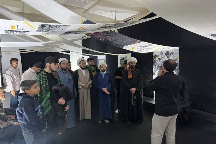 تصاویر/ بازدید طلاب و اساتید مدرسه علمیه امام خمینی (ره) هرسین، از نمایشگاه «جامعه ولایی» در مسجد مقدس جمکران