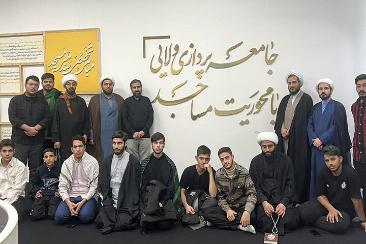 تصاویر/ بازدید طلاب و اساتید مدرسه علمیه امام خمینی (ره) هرسین، از نمایشگاه «جامعه ولایی» در مسجد مقدس جمکران