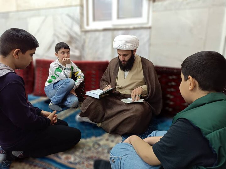 تصاویر/ آموزش حفظ قرآن با مشارکت روحانیون در دارالقرآن الکریم مسجد علی بن الحسین(ع)