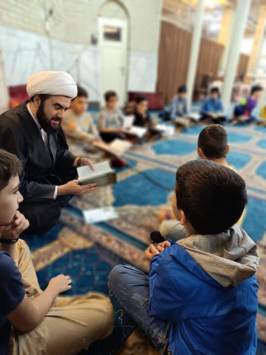 تصاویر/ آموزش حفظ قرآن با مشارکت روحانیون در دارالقرآن الکریم مسجد علی بن الحسین(ع)