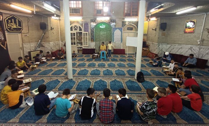 تصاویر/ آموزش حفظ قرآن با مشارکت روحانیون در دارالقرآن الکریم مسجد علی بن الحسین(ع)